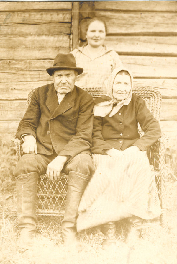 Paavo ja Helena Lukkarinen sekä tytär Anna Johanna